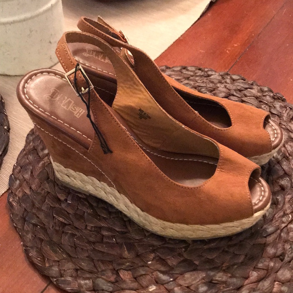 Great looking wedges size 9. Picture shows scuff